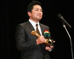 嵐の”ニノ”と固い握手！『恋人たち』で新人賞獲得の”シノ”が感涙スピーチ！