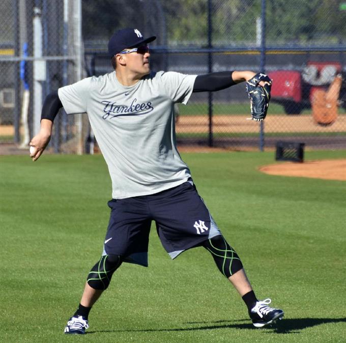 マー君、マウンドで投球練習 右肘手術後初めて