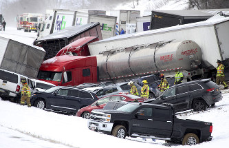 交通事故:米東部の高速道で50台衝突 吹雪で視界悪化