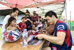五郎丸、ファンと交流 スーパーラグビーのレッズ