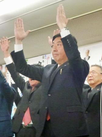 現職山本龍氏の再選確実 事務所で万歳三唱