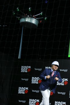 インフルエンザでダウンしていたカンニング竹山、仕事復帰第一弾はドローンを使ったタライ芸！