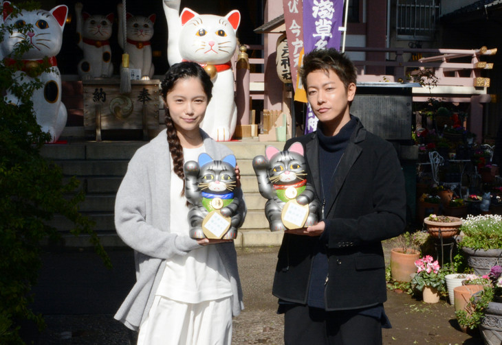佐藤健と宮崎あおい、招き猫発祥の地で「世界から猫が消えたなら」ヒット祈願