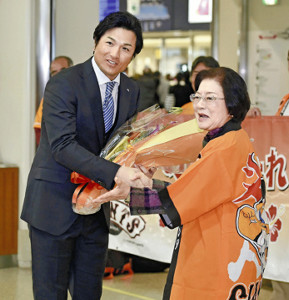 巨人選手らが那覇に移動 阿部は１６日から全体練習合流