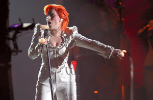 グラミー賞、最優秀レコードにマーク・ロンソンさんら