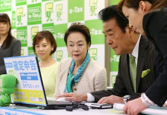 確定申告「思ったより簡単」=女性レーサー体験、来月15日まで―国税庁