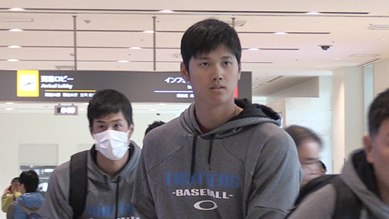 日本ハム栗山監督「ホッとしたりは嫌」名護に到着