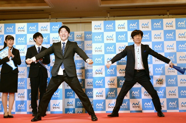 内村光良、就活生とキレキレの踊り披露「昔、社交ダンスやってたもんで…」