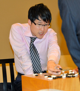 井山名人、囲碁界初の七冠に挑む 棋聖防衛で六冠堅持