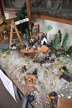 御柱祭の見せ場 木落としなどのジオラマ展示