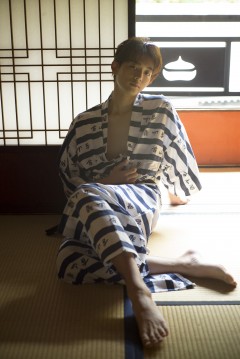 竜星涼、セクシー全開！胸元あらわな写真集の発売が決定