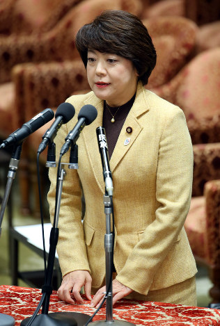 島尻北方担当相:「歯舞」言葉に詰まっただけ 政府答弁書