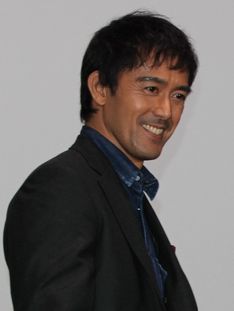 岡田准一が故郷・大阪で舞台挨拶、阿部寛にエベレスト6000m登頂の約束を迫る