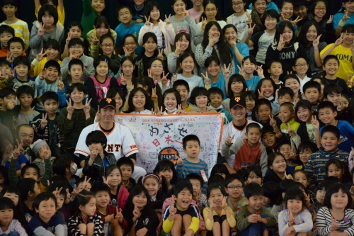 巨人・菅野と宮国が小学生と“運動会” 大玉転がし&リレーでハッスル!