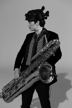 さかなクン、スカパラ加入でクールなサックスプレイ！イケメン奏者に変身