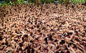 熱気ムンムン、福を呼ぶ木へ1万人 岡山・西大寺観音院