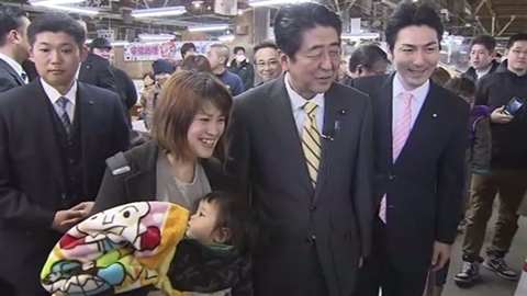 首相、宮城県で市場視察