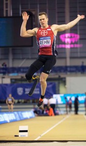 走り幅跳び、義足のレームが優勝 英国の競技会