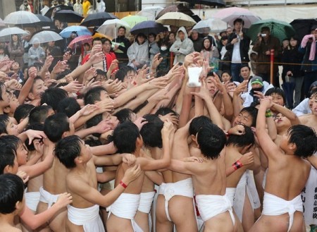 まわし姿の少年400人宝筒争奪