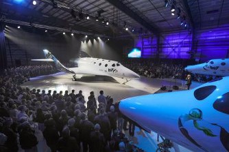 旅客宇宙船「ユニティ」公開 宇宙物理学者・ホーキング博士が命名