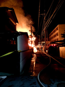 アパート2棟が全焼、焼け跡から3人の遺体 鹿児島