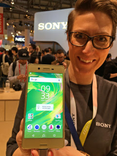 スマホ、スペイン見本市で新機能競う