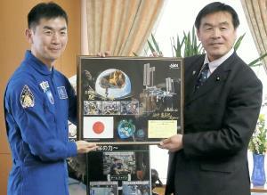 「宇宙戻りたい」 「日本、落ち着く」 文科相訪問