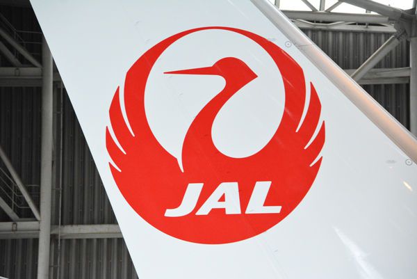 日航機から煙、緊急脱出 4人搬送、新千歳空港