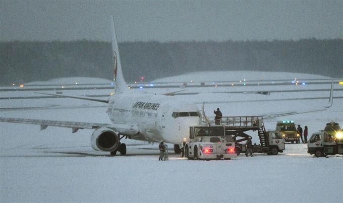離陸前の日航機から煙 乗客ら165人が脱出 4人けが