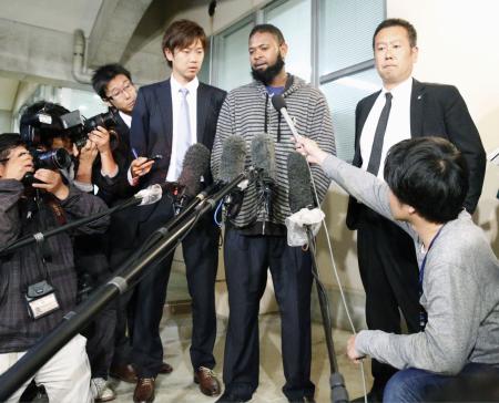 ロッテ・ナバーロが処分保留で釈放「野球で恩返しをしていきたい」