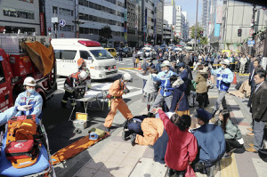 梅田の交差点、車が歩行者の列に…3人が重体 2016年02月25日 13時54分
