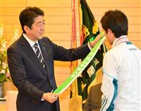 安倍首相「予算委も来週には芦ノ湖へ」 箱根駅伝優勝の青学大陸上部選手らと面会