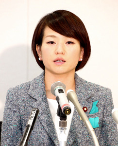 鈴木貴子議員、民主が除籍方針…離党届を提出 2016年02月27日 10時39分