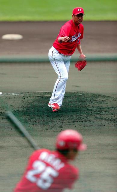 広島・黒田、新井の強烈な投手返しを処理…新井「あの反応…あと5年はできます」