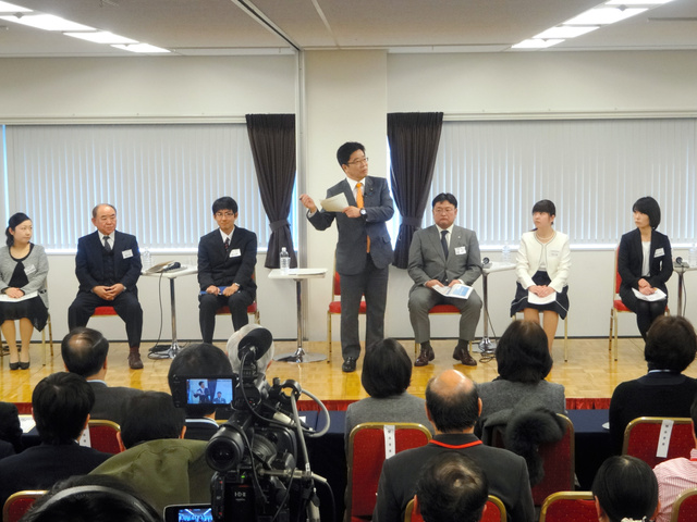 首相「同一労働同一賃金」へ意欲 都内で「１億総活躍」対話集会