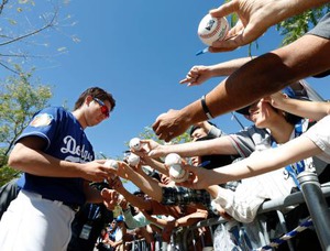ドジャース前田、ファンサービス 100人超にサイン