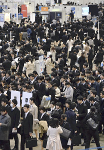 １７年春入社の就活スタート…短期決戦へ危機感 2016年03月01日 11時41分