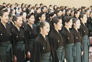 清く・正しく・美しく…宝塚音楽学校で卒業式