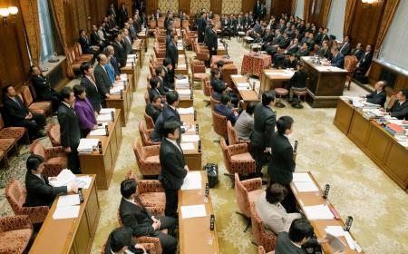１６年度予算案、衆院予算委で可決…今夕通過へ