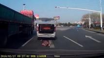 走行中の車から幼児が転落、車載カメラが瞬間とらえる 中国