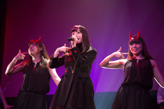 橋本環奈が「セーラー服と機関銃」イベントで熱唱、「同世代の皆さんは心強い組員」