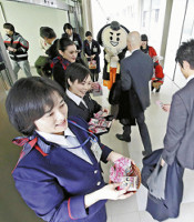 ひなまつりフライト 女性職員がおもてなし 2016年03月04日