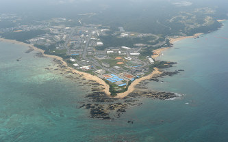 移設中断、政府が和解案受け入れへ