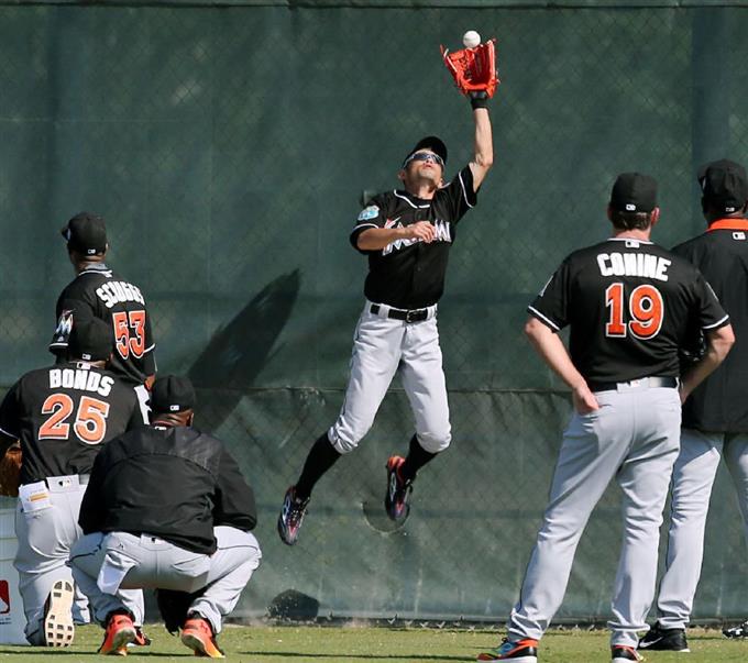 イチロー、古巣オリ球団社長らと再会 元同僚・山本栄二スカウトと握手