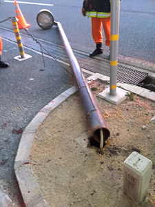 照明柱腐食、犬の尿が原因か 小４の手挟まれ骨折、大阪