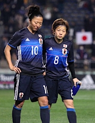 引き揚げる大儀見と宮間=サッカー