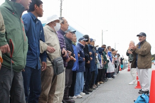 「辺野古移設断念まで心を一つに」 シュワブゲート前に市民ら80人余