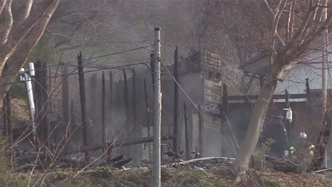 福島で民家全焼、2人死亡 52歳女性と6歳児か