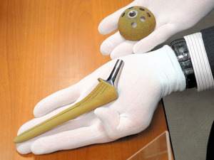 抗菌性の人工股関節、4月から販売 佐賀大など開発