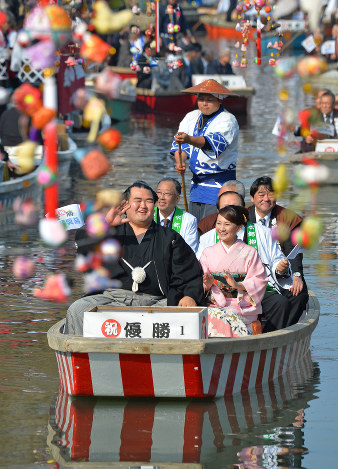 琴奨菊、さらに上流へ 郷里の福岡・柳川で優勝パレード
